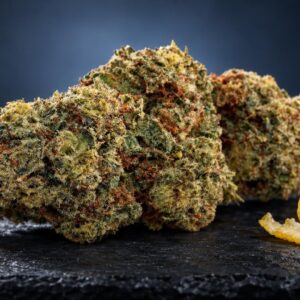 Drie groene bloemen met bruine tinten en een schil van citrusvruch, Orange Bud variëteit