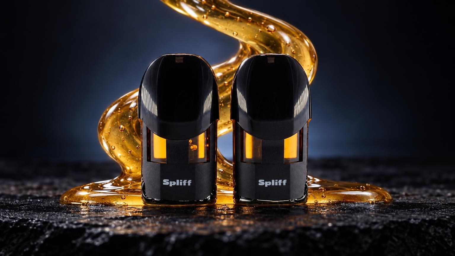 Twee zwarte cylindrische pods met goudkleurig vloeibaar product eromheen, tegen donkere achtergrond