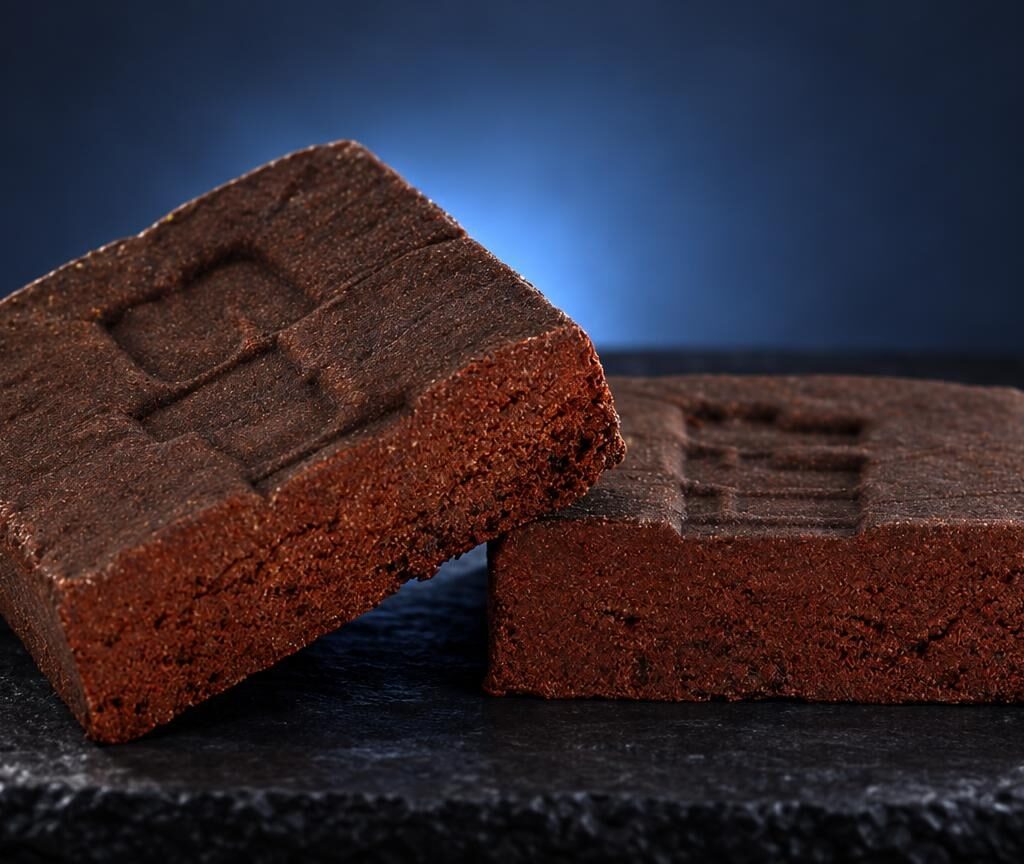 Rode Libanees blokken met fijne korrelstructuur op donkere achtergrond, visuele introductie voor Triple filtered hash