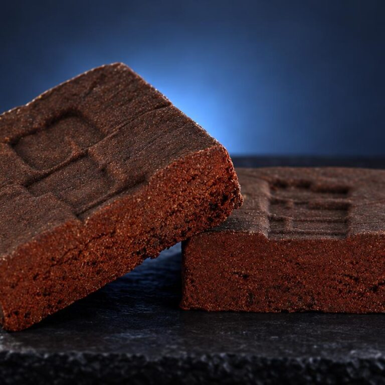 Rode Libanees blokken met fijne korrelstructuur op donkere achtergrond, visuele introductie voor Triple filtered hash
