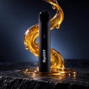 Zwarte pen-vormige vape met gouden vloeistof eromheen op donkere ondergrond, illustreert vape-opties voor wiet vape kopen