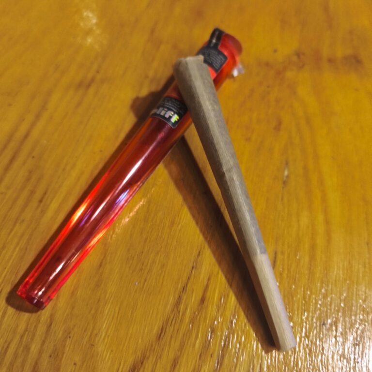Click to view full screen Klantbeoordeling Voorgerolde THCX joint - Royal Hash met foto - Spliff